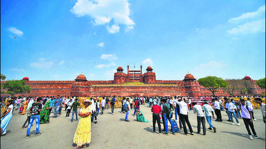 Delhi logged its fourth straight ‘moderate’ day. (Sanchit Khanna/HT Photo)