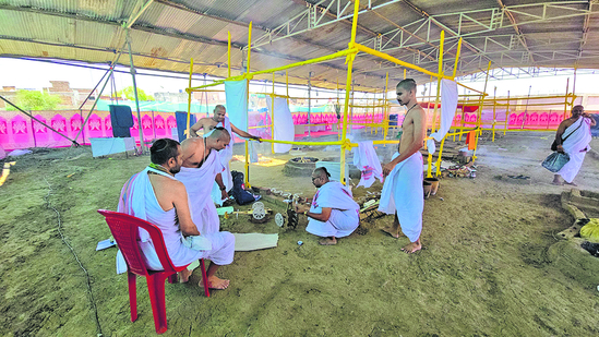 Seers perform Som Yagya at Mahakaleshwar temple, Ujjain, on April 24. (HT Photo)