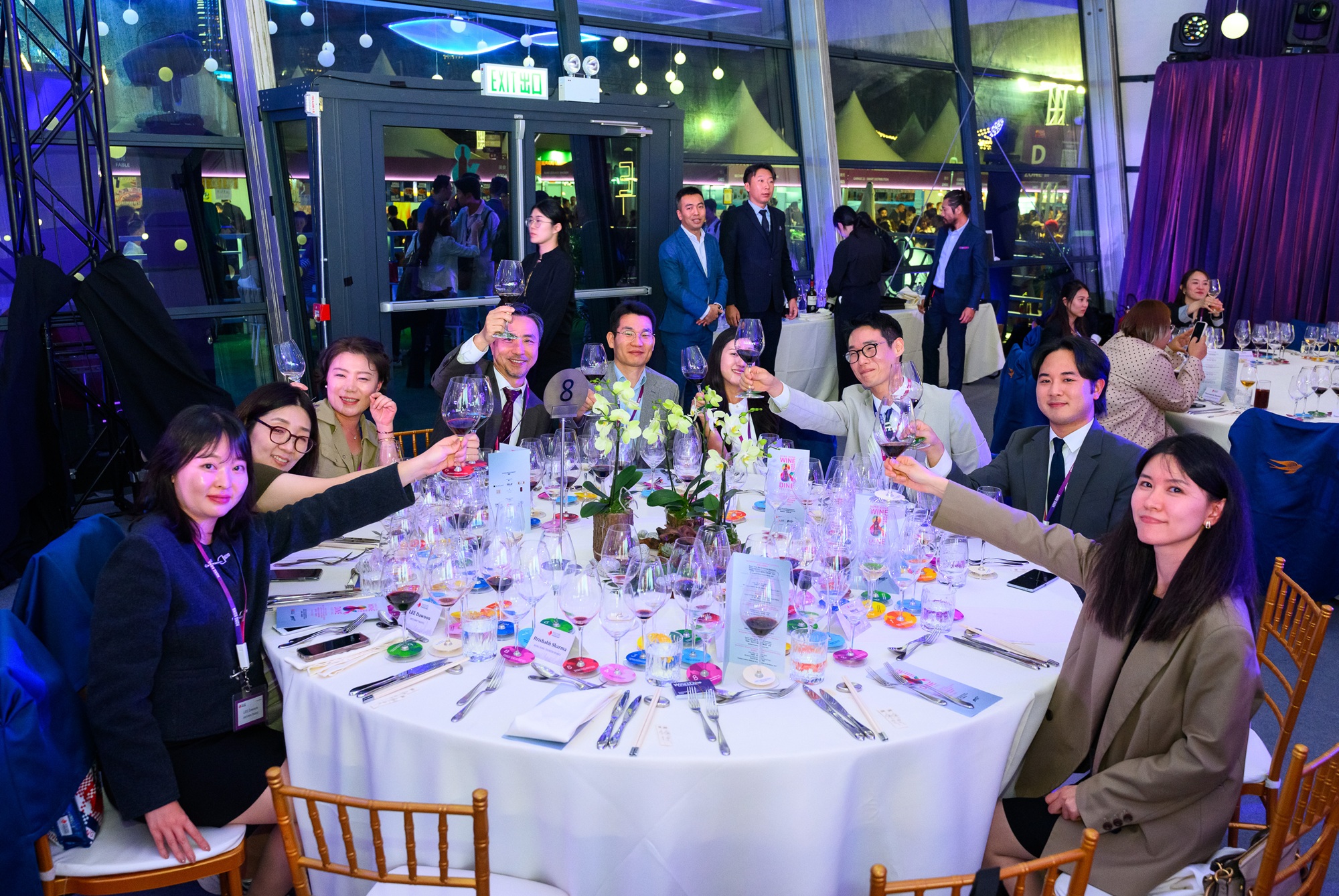 Guests enjoy an exquisite Cantonese dinner