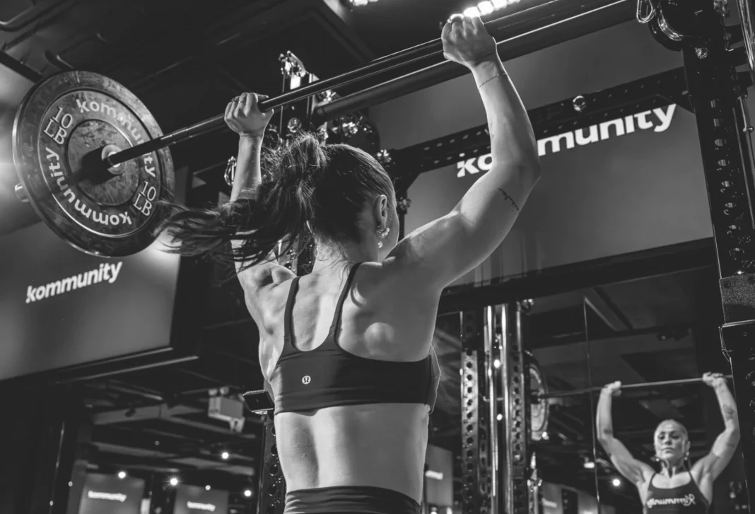 Kommunity Fitness Lands First US Franchise Deal woman lifts at Kommunity Fitness