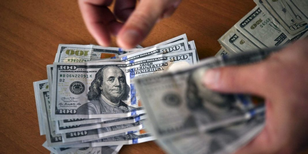 The K-shaped economy splits the rich from the ultra-rich, who average $200 million in net worth The K-shaped economy splits the rich from the ultra-rich, who average $200 million in net worth