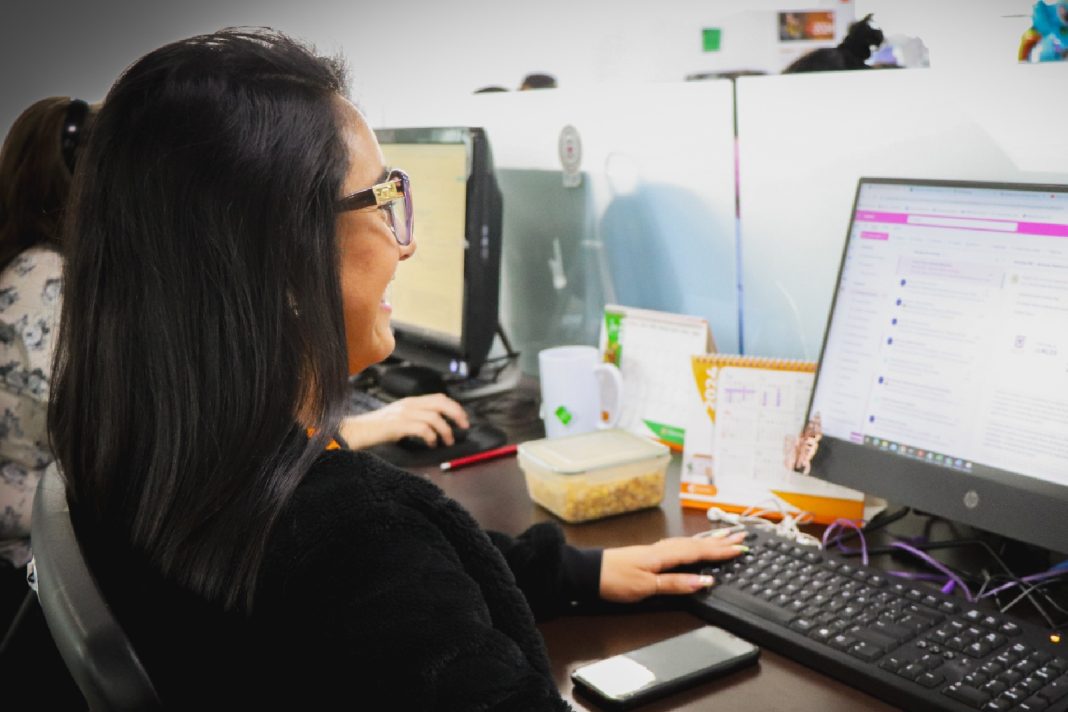 Shakira Promotes New Initiative for Latin American Women to Learn About AI Woman in front of a computer