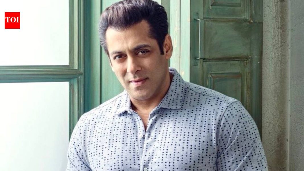 VIDEO: Salman Khan smirks at paparazzi's 'Love you bhai'; days after calling out inappropriate shots on 'Bigg Boss 20' |