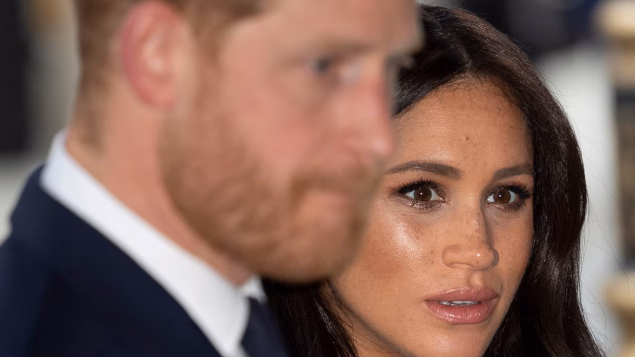 ‘Could signal trouble’: Sussexes ‘completely out of sync’ in new ‘staged’ Cotswolds paparazzi pics, body language expert claims 'Could signal trouble': Sussexes 'completely out of sync' in new 'staged' Cotswolds paparazzi pics, body language expert claims