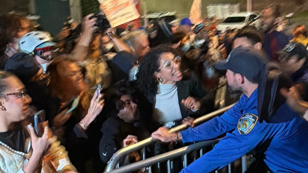 NYPD Shoves Soon-to-be Congresswoman, Clears Way for ICE at Protest Outside Allen Hospital NYPD Shoves Soon-to-be Congresswoman, Clears Way for ICE at Protest Outside Allen Hospital