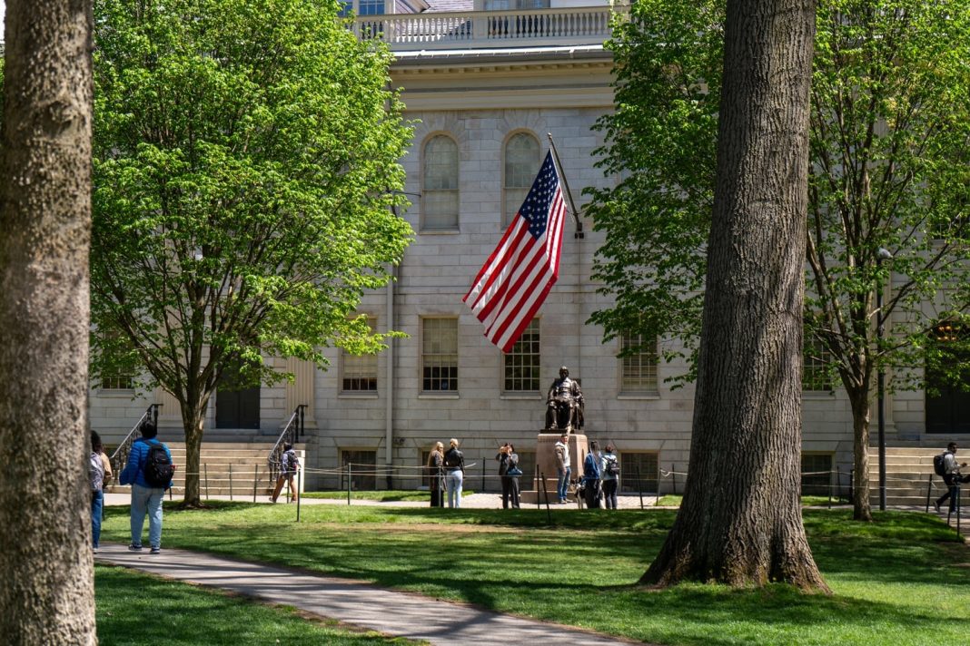 FAS Weighs Four-Day Return-to-Office Requirement for Some Staff University Hall is located in Harvard Yard. Some Faculty of Arts and Sciences staff work from the building.