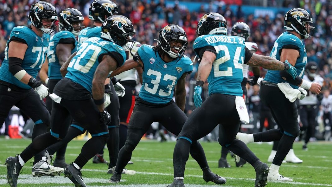 Watch Bhayshul Tuten Hit Viral ‘Tip-Toeing’ Meme in Trending Video of Jaguars’ TD Celebration Watch Bhayshul Tuten Hit Viral 'Tip-Toeing' Meme in Trending Video of Jaguars' TD Celebration