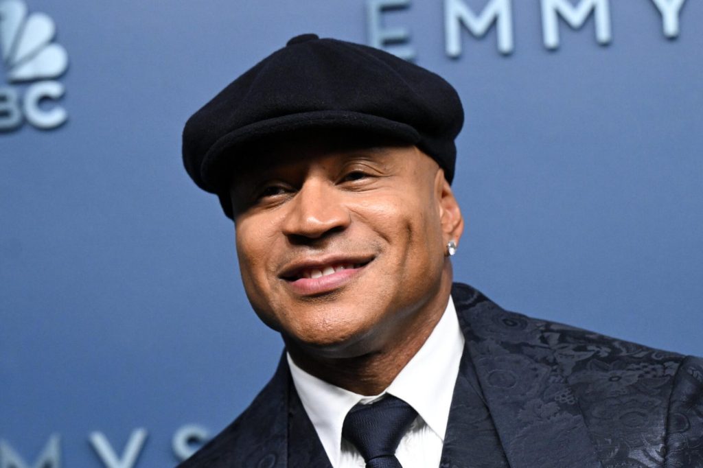 LL Cool J Explains Viral WWE Emote of Licking Blood Off an Ax LL Cool J Explains Viral WWE Emote of Licking Blood Off an Ax