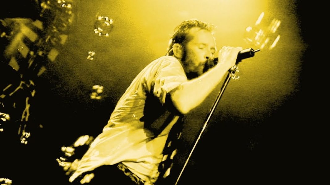 Watch Previously Unseen Footage of Scott Weiland Performing “Vaseline” Watch Previously Unseen Footage of Scott Weiland Performing "Vaseline"
