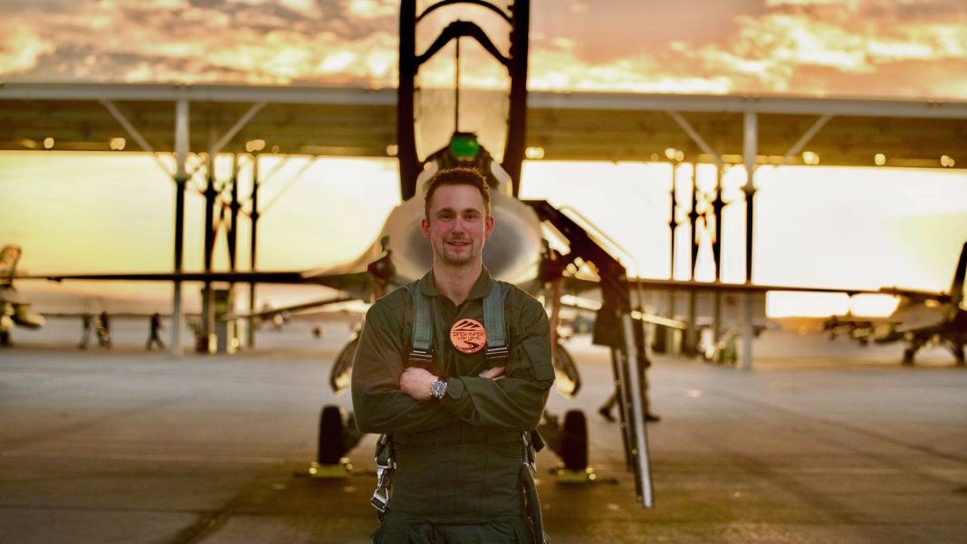 Mach 1.58 & 9G: How This British YouTuber Flew A US Air Force F-16 Mach 1.58 & 9G: How This British YouTuber Flew A US Air Force F-16