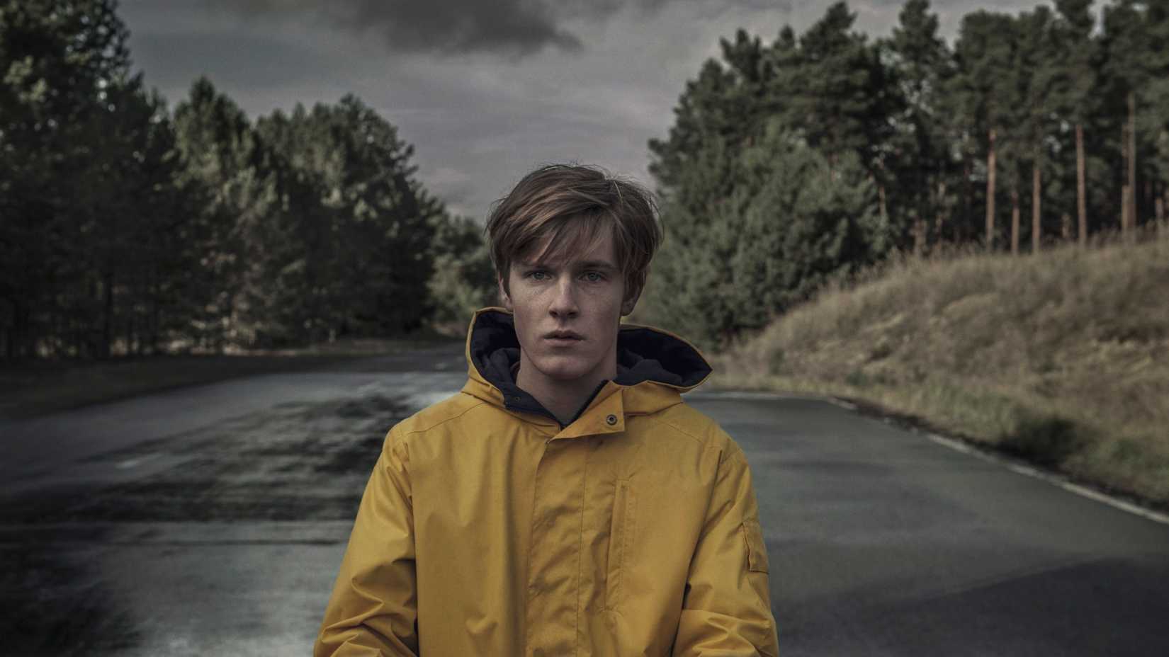 Jonas Kahnwald (Louis Hofmann) wearing a yellow jacket in Dark.
