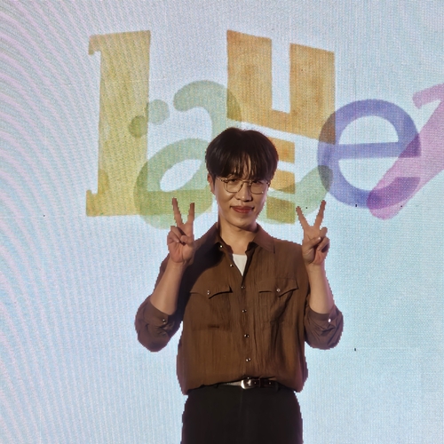 Soran posing at the EP album release showcase at MPM's office in September (photo by Park Chan-eun)