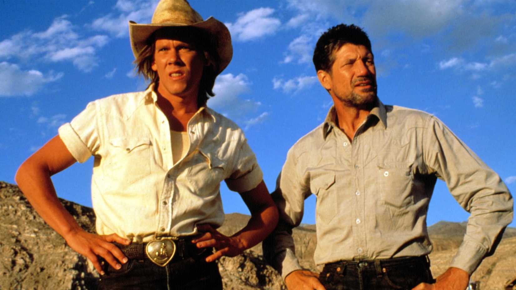 Kevin Bacon and Fred Ward standing outside in Tremors